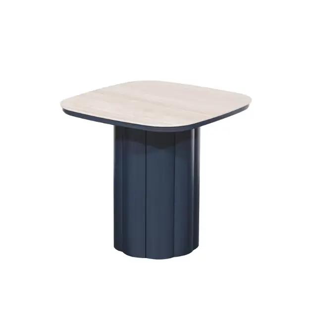 Une table basse moderne avec du bois sélectionné de qualité supérieure et de belles couleurs