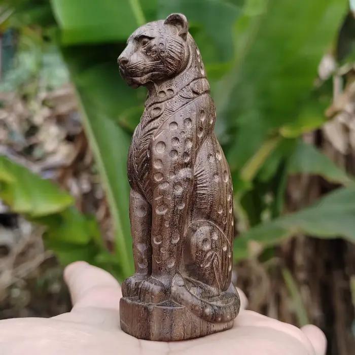 Figurine de léopard en bois sculptée à la main de 3,8 pouces, style réaliste, style naturel, idéale pour les cadeaux de Noël, les décorations d'Halloween, les cadeaux de pendaison de crémaillère, la d