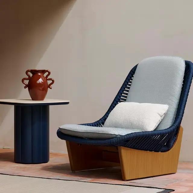 Une table basse moderne avec du bois sélectionné de qualité supérieure et de belles couleurs