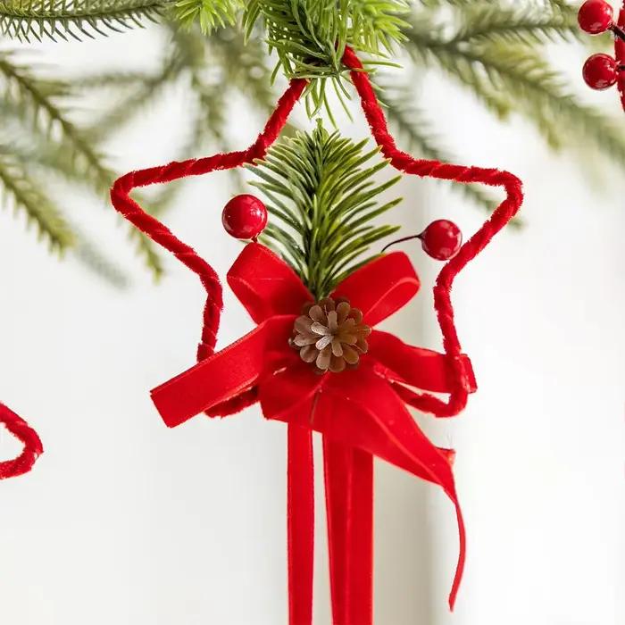 Décor d'arc de noël avec cloches et pommes de pin
