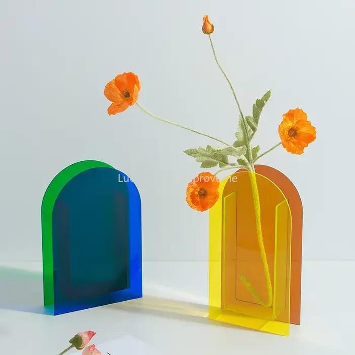 Vases en acrylique arc-en-ciel pour documents