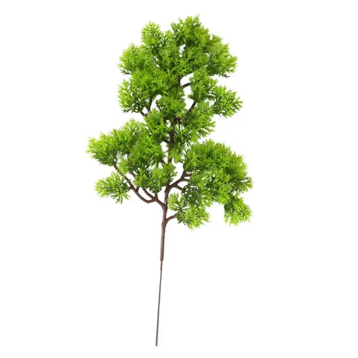 Branches de pin artificielles
