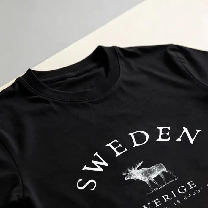 T-shirt du patrimoine suédois Sverige Moose Latitude Longitude Coordinate en coton, motif graphique minimaliste pays nordique, hauts décontractés