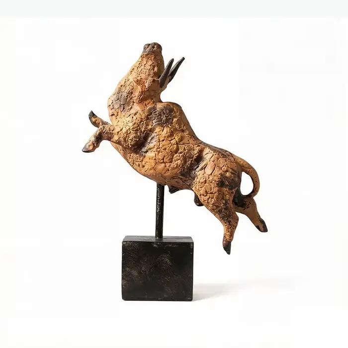 Statue de taureau en matière organique avec texture craquelée pour bureau et décoration d'intérieur animalière moderne