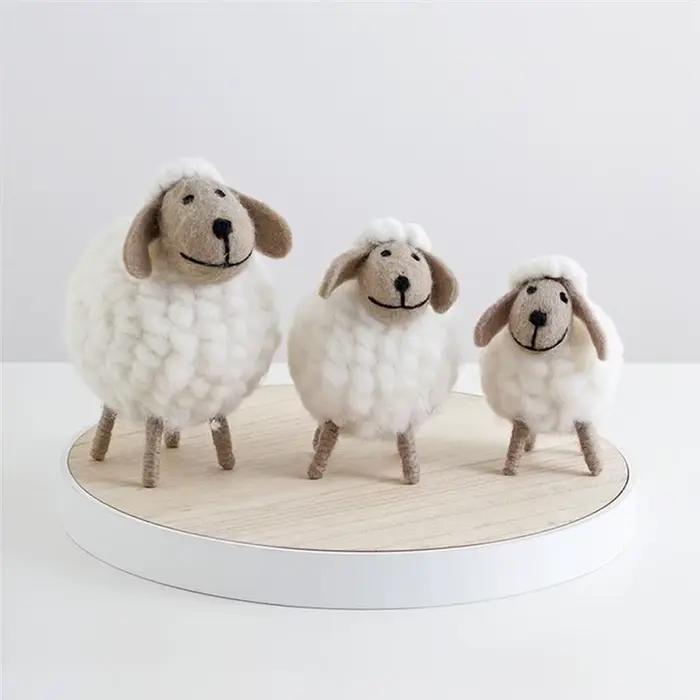 Ornement décoratif de mouton en feutre de dessin animé