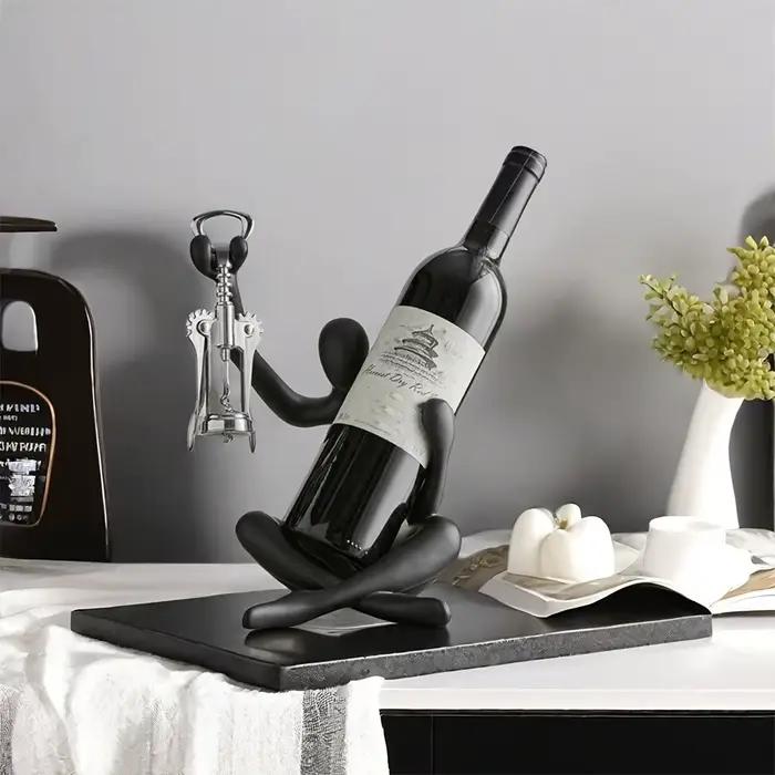 Porte-bouteille de vin rouge avec personnage abstrait créatif