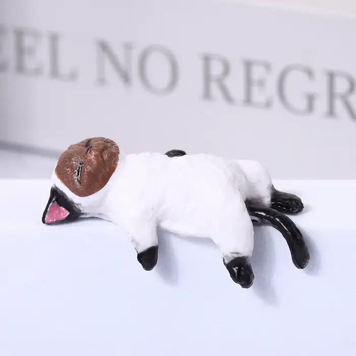 Petite statue de chat, étagère