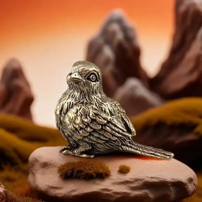 Petite statue d'oiseau moineau rétro