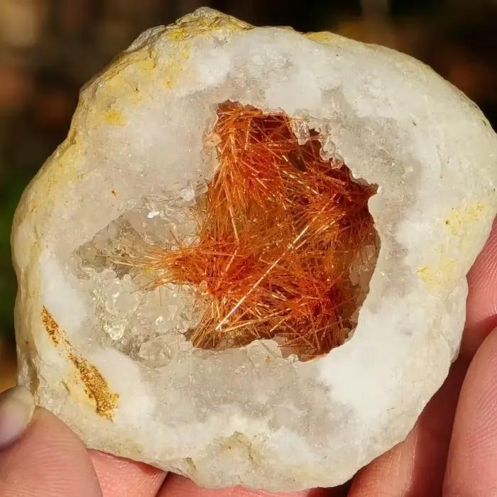 Géode de quartz marocain rare, rutile orange, goethite orange et cristal de quartz coexistant, spécimen de décoration intérieure, minéral artificiel