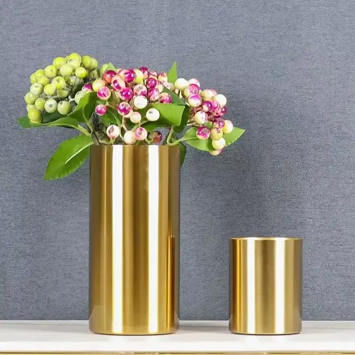 Vase en métal doré cylindrique
