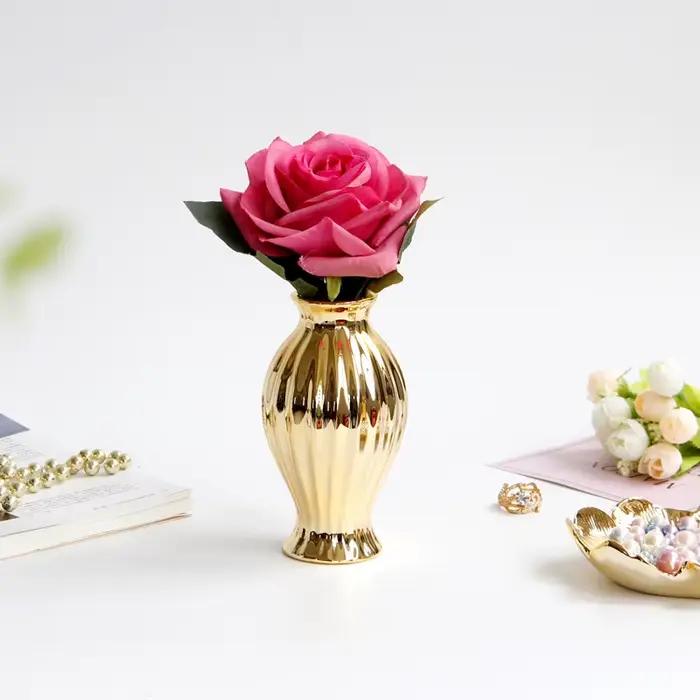 Petit Vase en céramique gaufrée de style européen doré avec motifs floraux – Porte-fleurs de bureau et ornement de décoration européenne pour la maison