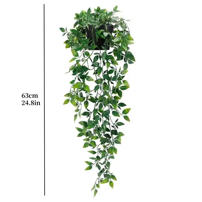 Plante artificielle suspendue au mur