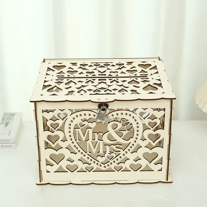 Boîte en bois évidée pour cartes de mariage