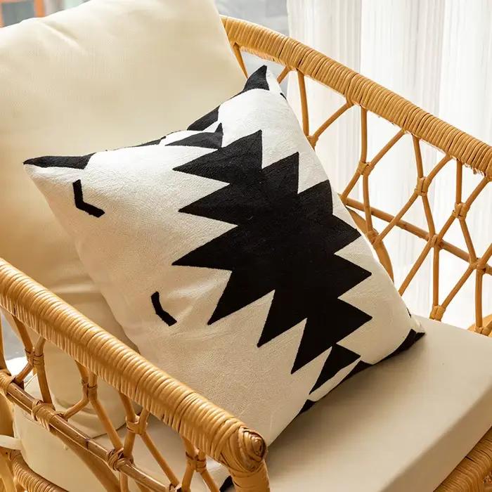 Juste de coussin brodée noire et blanche moderne