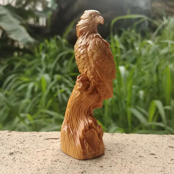 Sculpture d'aigle en bois