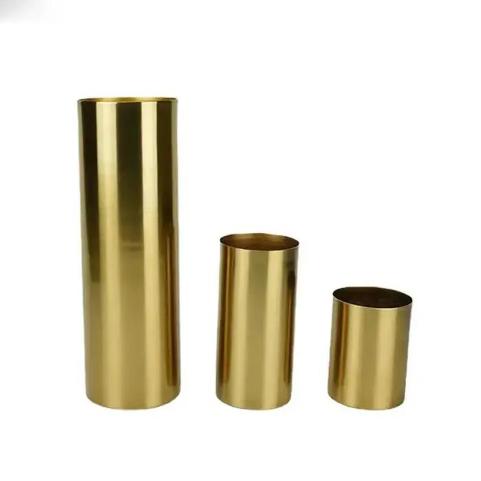 Vase en métal doré cylindrique