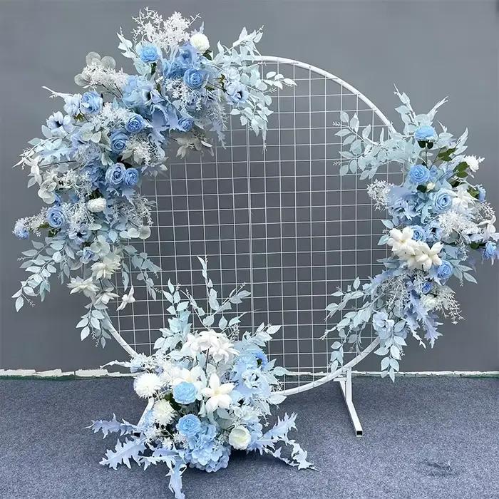 Rangée de fleurs artificielles