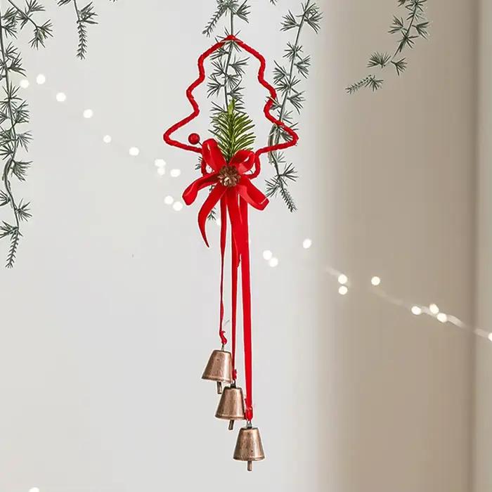 Décor d'arc de noël avec cloches et pommes de pin