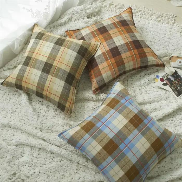 Juste de coussin floquée à carreaux