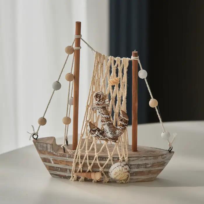 Modèle de bateau en bois vintage de 18 cm, finition vieillie, ton bois clair, voilier avec détails coquillages et filet, décoration intérieure et cadeau