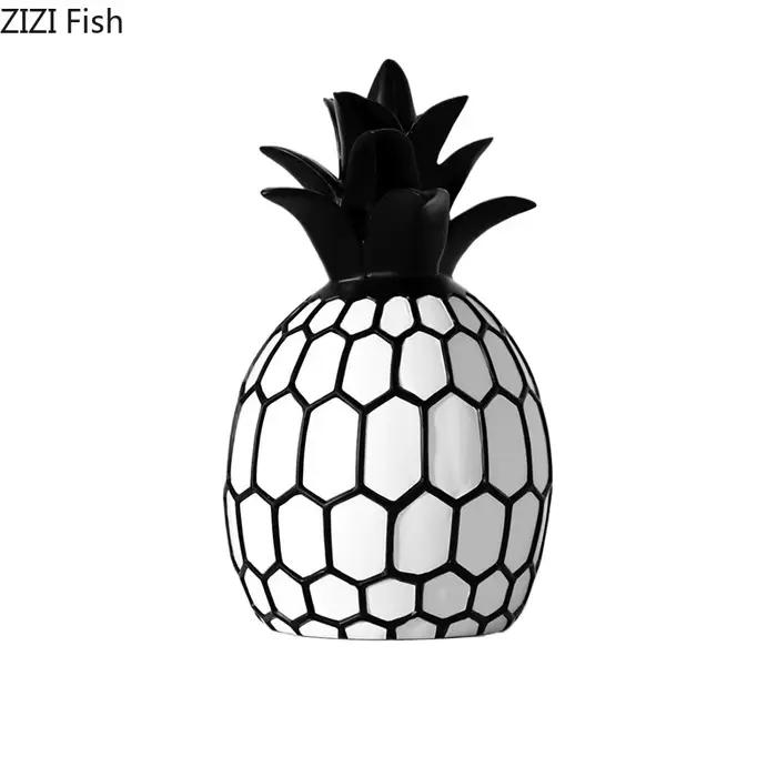 Statue d'ananas et de pomme à rayures noires et blanches