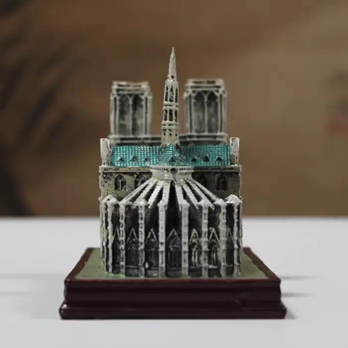 Ornement décoratif rétro, artisanat rwde renommée mondiale, modèle de la cathédrale Notre-Dame à Paris, France