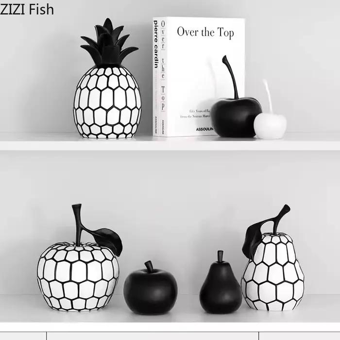 Statue d'ananas et de pomme à rayures noires et blanches