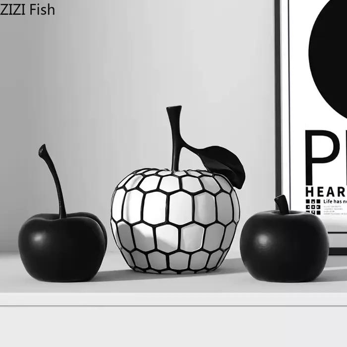 Statue d'ananas et de pomme à rayures noires et blanches