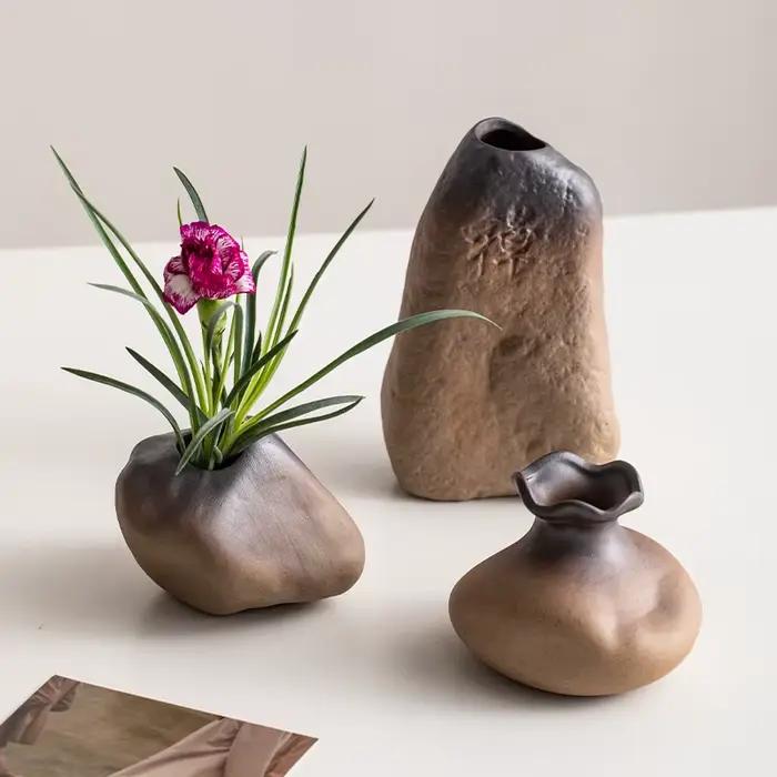 Vase en céramique créatif en forme de pierre irrégulière