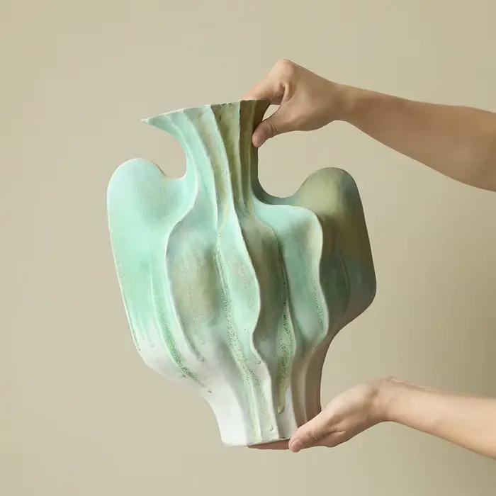 Vase en céramique, ornements géométriques abstraits, plis irréguliers, vase à fleurs, accessoires pour arrangement floral, artisanat, décoration de la maison