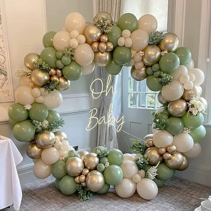 Guirlande de ballons vert sauge en arc