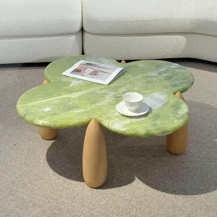 Tables basses colorées en bois