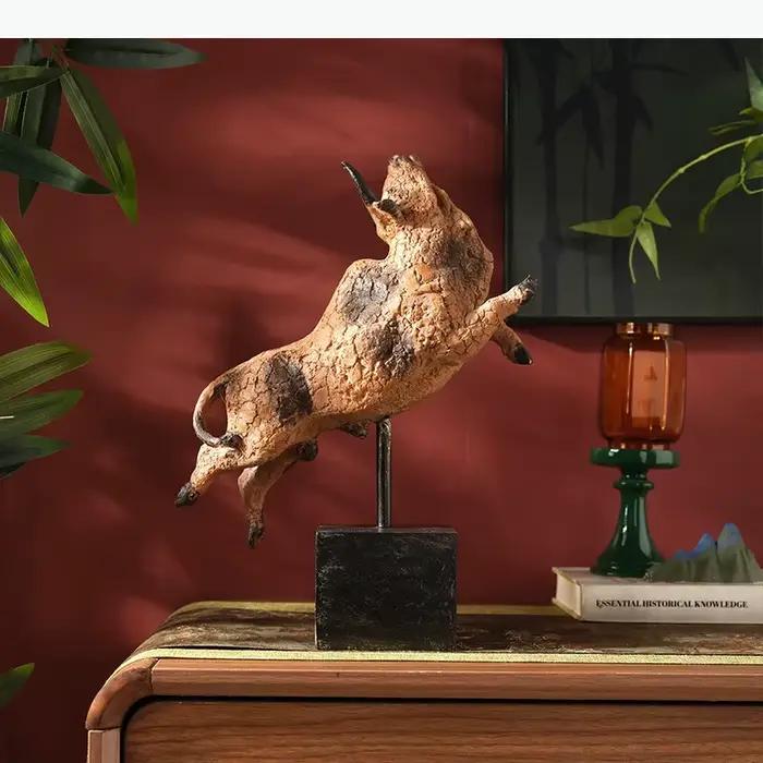 Statue de taureau en matière organique avec texture craquelée pour bureau et décoration d'intérieur animalière moderne