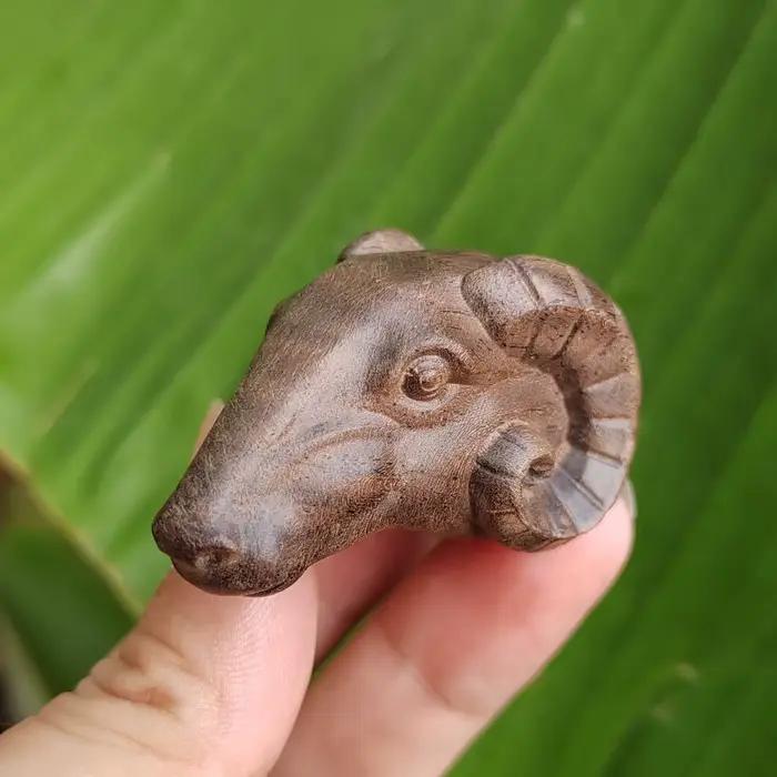 Ornement en bois sculpté à la main en forme de tête de mouton de 1
