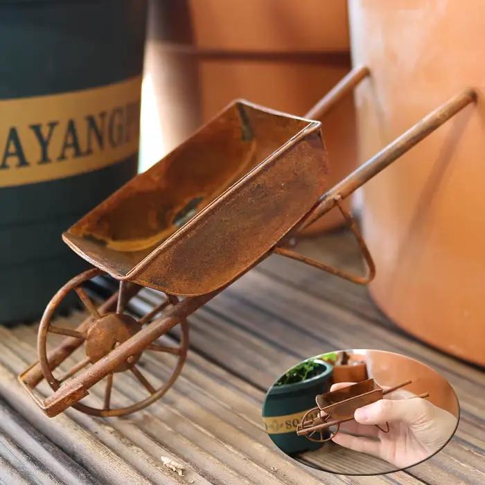 Brouette miniature pour jardin féerique