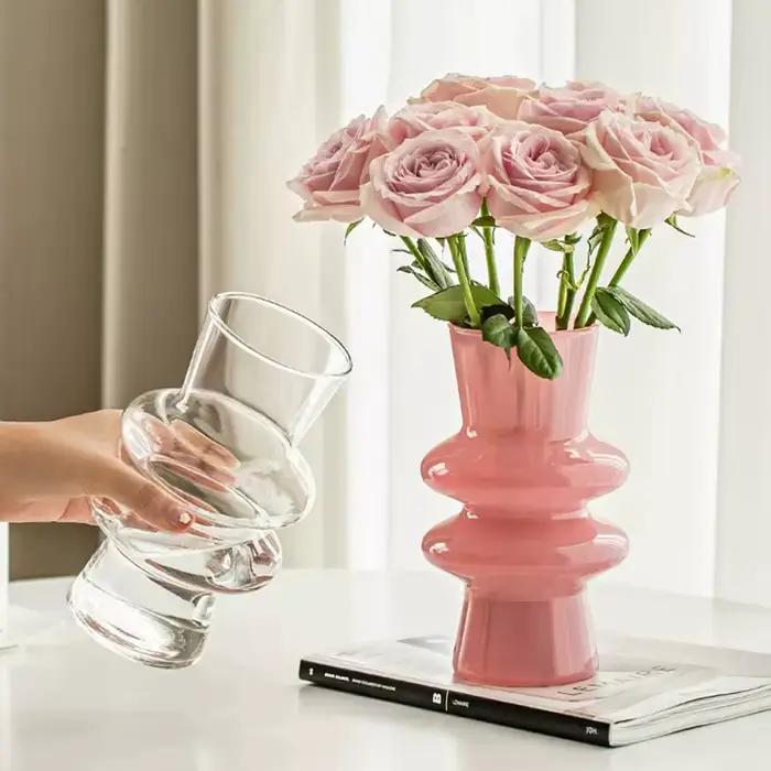 Vase en verre rose moderne