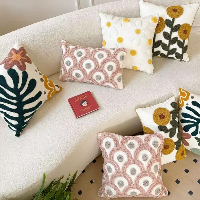 Juste de coussin tuftée avec broderie florale pour canapé