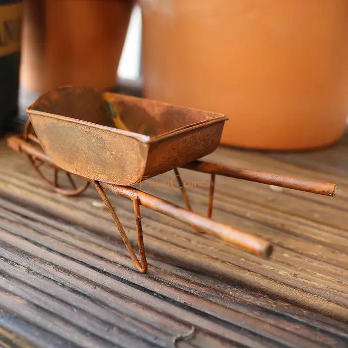 Brouette miniature pour jardin féerique