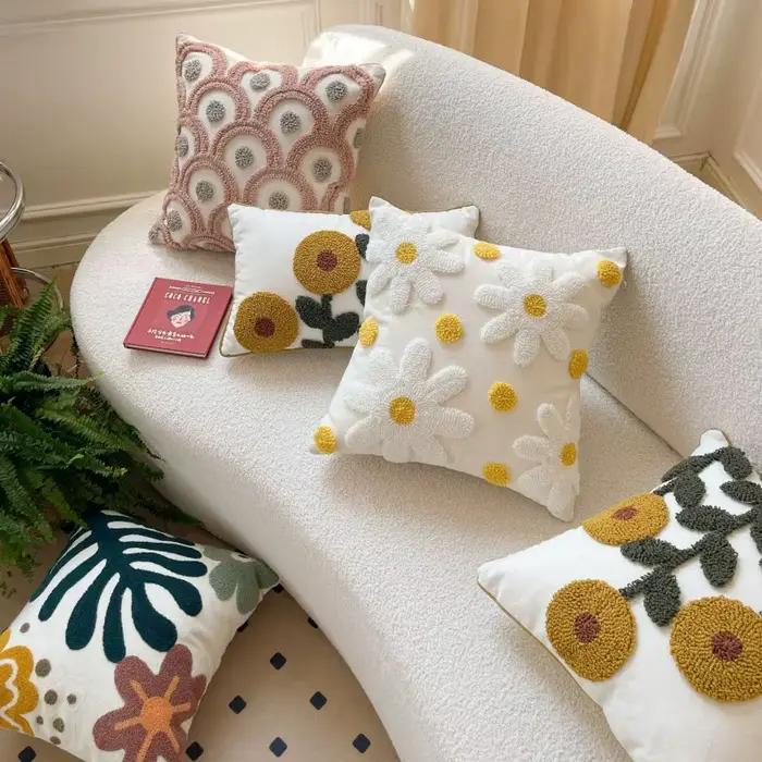 Juste de coussin tuftée avec broderie florale pour canapé
