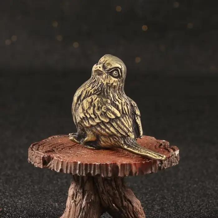 Petite statue d'oiseau moineau rétro