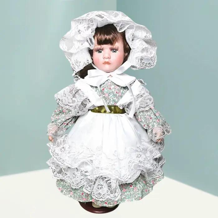 Figurine de poupée en porcelaine