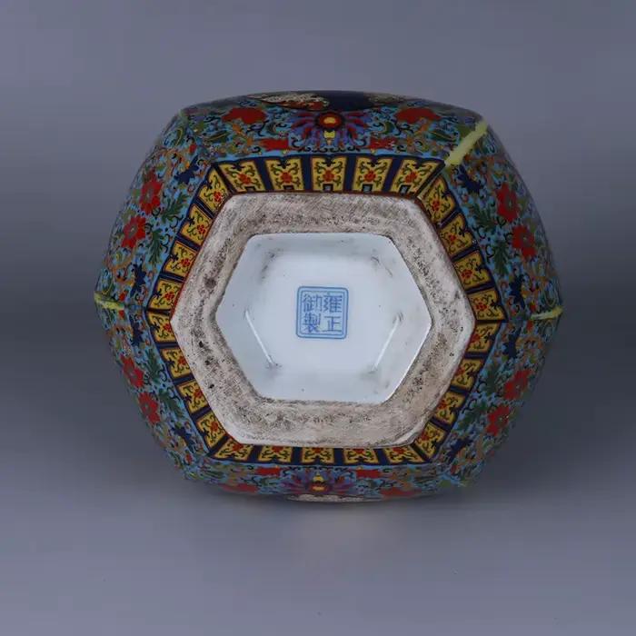 Vase de détresse antique en porcelaine