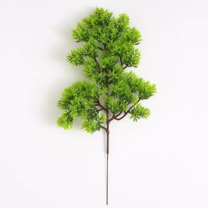Branches de pin artificielles