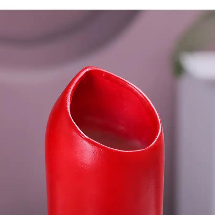 Vase en résine en forme de rouge à lèvres