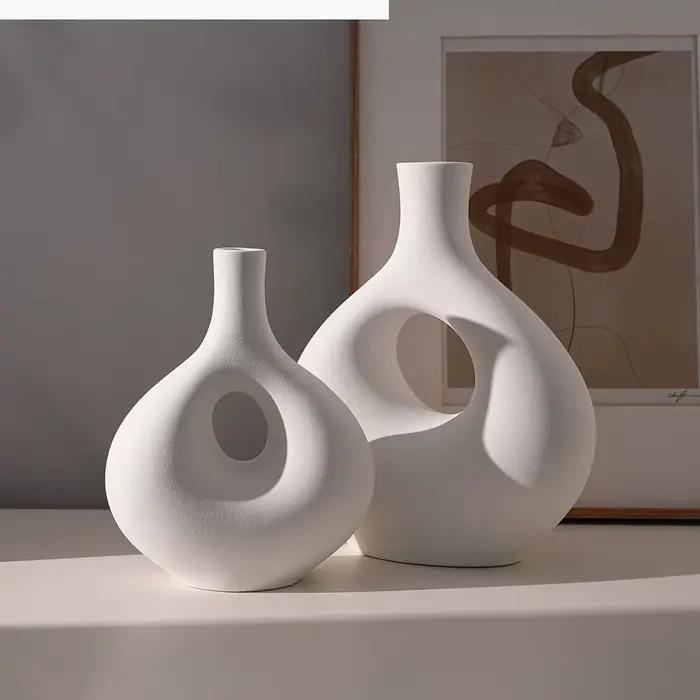 Vase en céramique blanche moderne ajouré pour composition florale et décoration d'intérieur en céramique durable pour la maison occasions spéciales