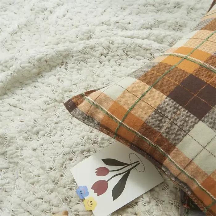 Juste de coussin floquée à carreaux