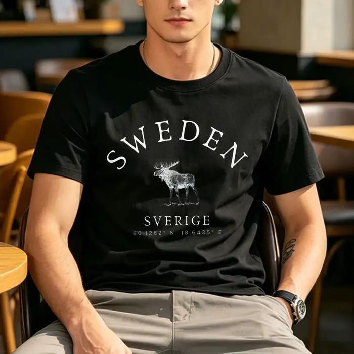 T-shirt du patrimoine suédois Sverige Moose Latitude Longitude Coordinate en coton, motif graphique minimaliste pays nordique, hauts décontractés