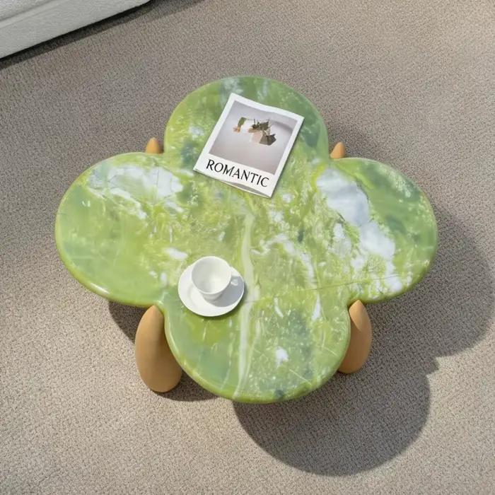 Tables basses colorées en bois
