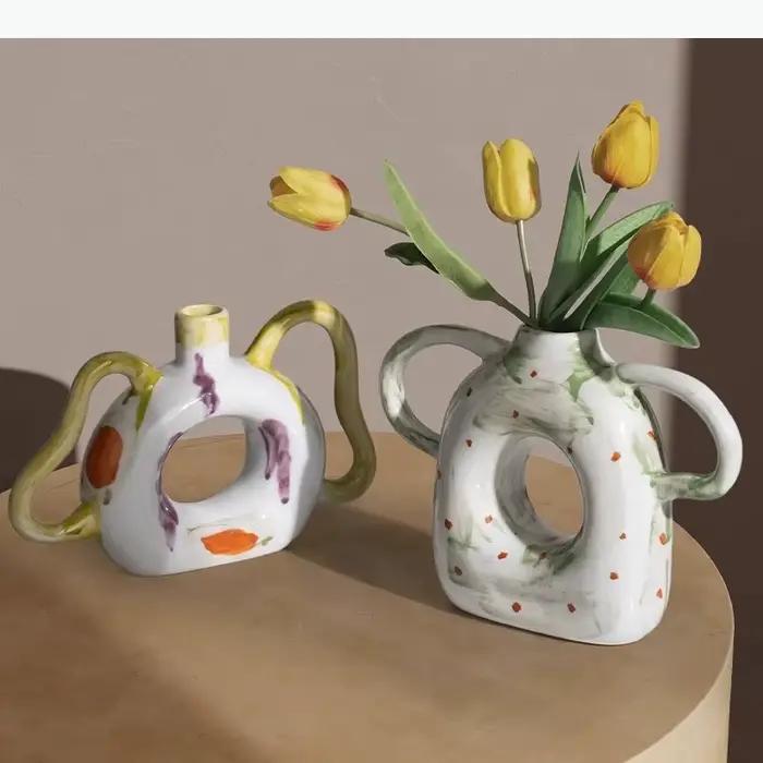 Vases en céramique avec poignée