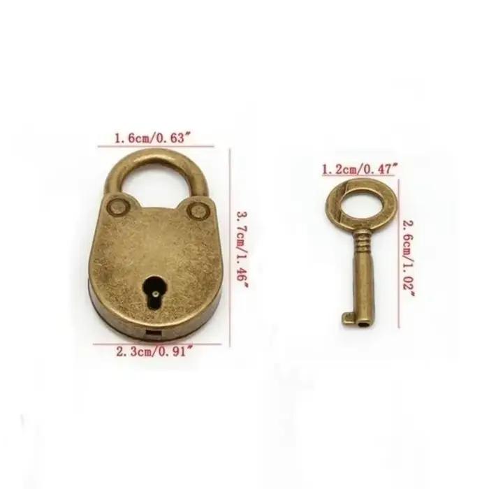 Déverrouillez le charme du passé avec cette mini serrure et cadenas à clé vintage en métal